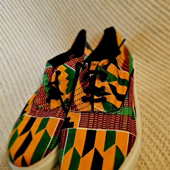 Vibrant Low-Top Sneakers with Geometric Pattern in Orange Yellow and Green - Picture 2 of 4